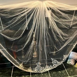 Bridal veil from David’s bridal. Brand new. Never used.